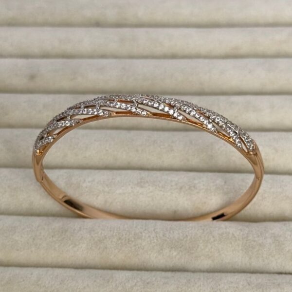 Xuping Çapraz Sıra Taş Bombe Kelepçe