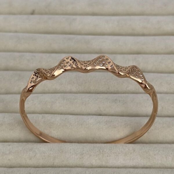 Xuping Dalgalı Taşlı Kelepçe