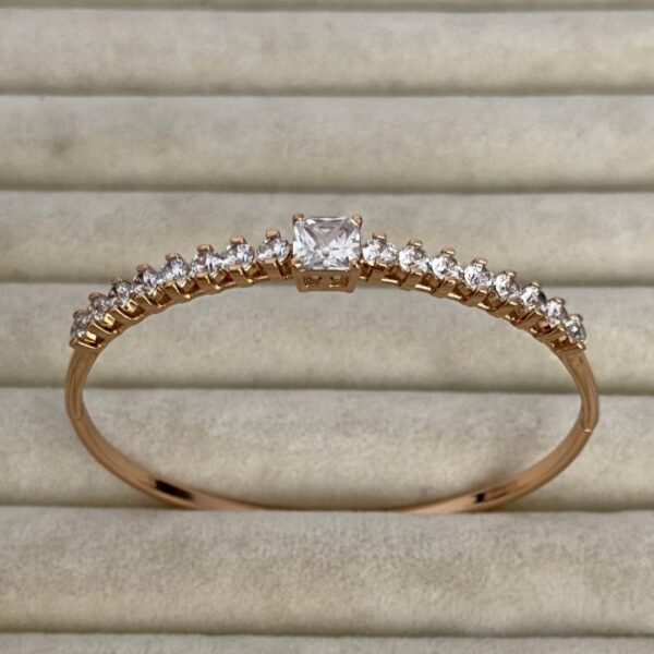 Xuping Sıra Taşlı Ortası Baget Kare Taş Kelepçe