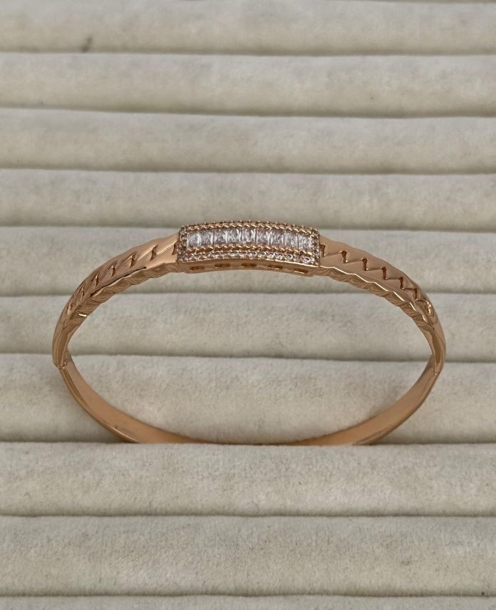 XKEUSTUBAGETASLI2R-1.jpg Xuping Üstü Baget Taşlı Kelepçe - Görsel 1