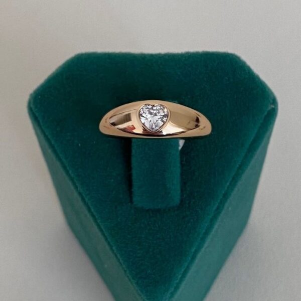 Xuping Numaralı Ortası Kalp Taşlı Yüzük