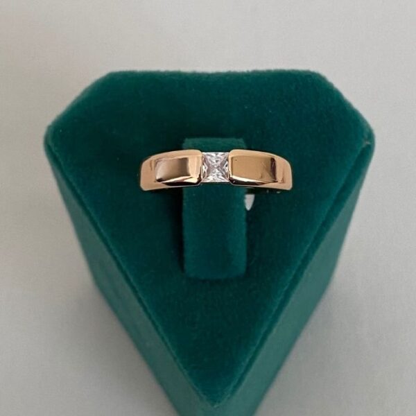 Xuping Numaralı Ortası Kare Taşlı Yüzük