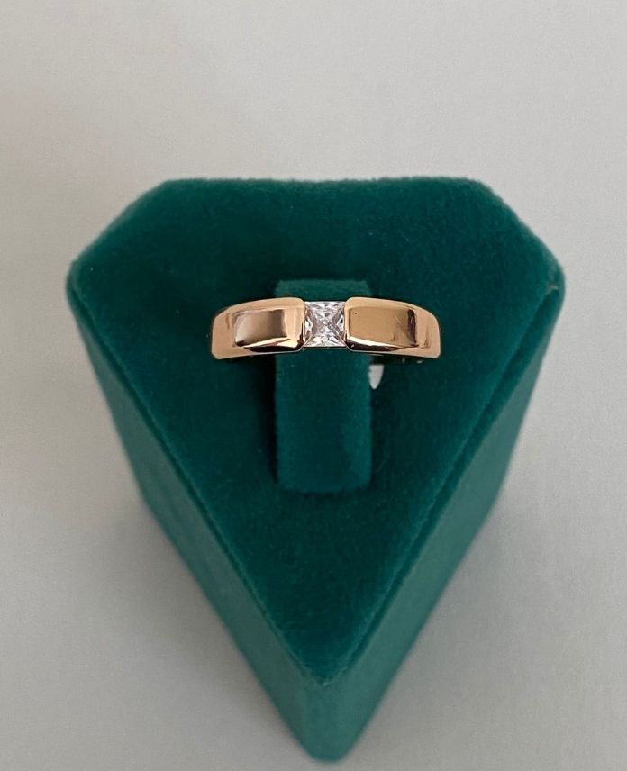 XYUAYARLAMALIOTYASIKARETASLI2R-1.jpg Xuping Numaralı Ortası Kare Taşlı Yüzük - Görsel 1