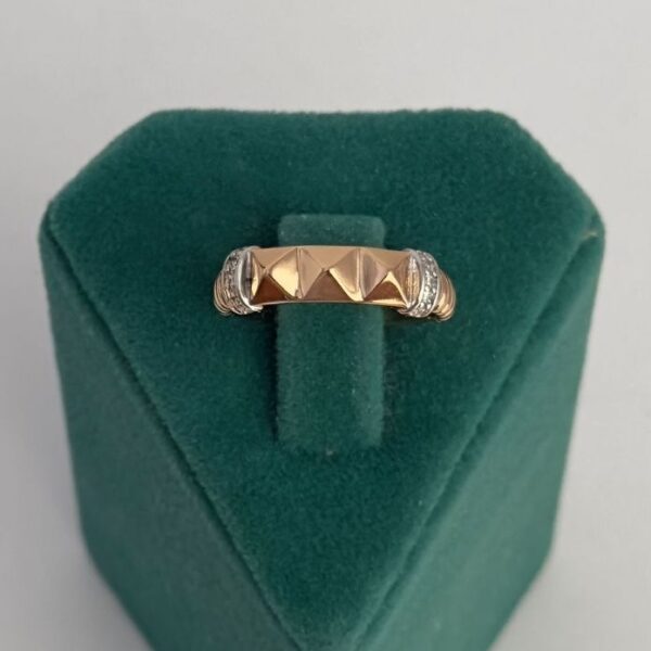 Xuping Numaralı Piramit Taşlı Yüzük