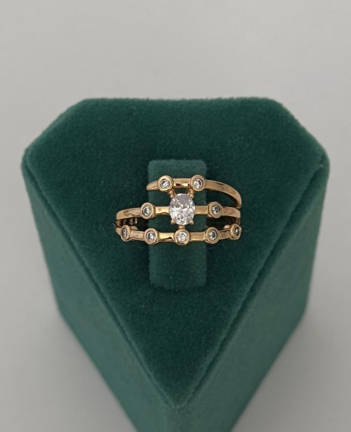 XYUNUMARALI3SIRAYUVARLAKTASLIORTASIBAGETTAS1R-1.jpg Xuping Numaralı Yuvarlak Taş Ortası Baget Yüzük - Görsel 1