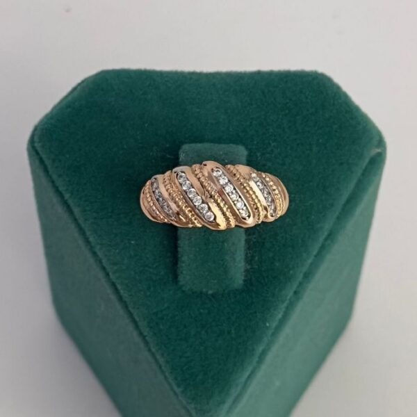 Xuping Numaralı Bombe Çapraz Araları Taşlı Yüzük