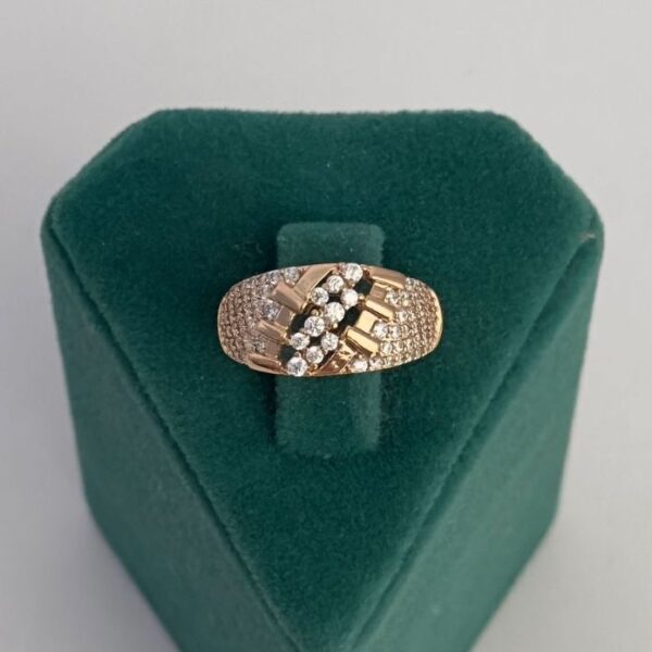 Xuping Numaralı Bombe Karışık Taşlı Yüzük