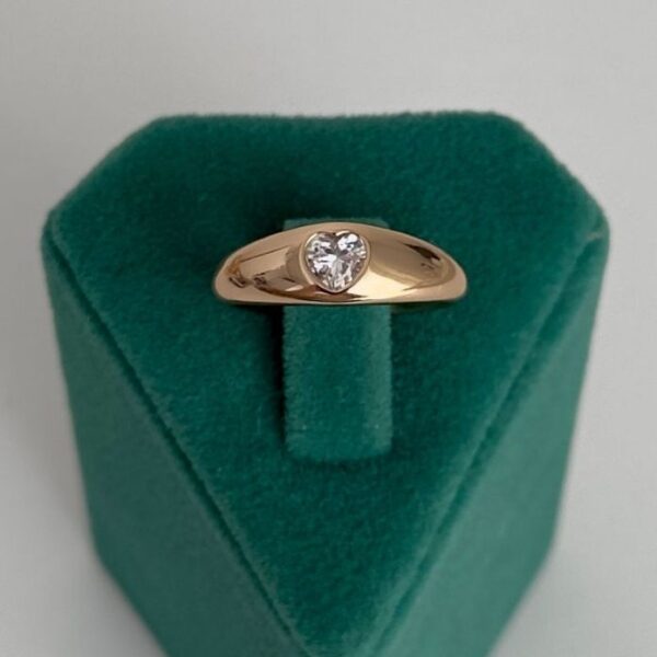 Xuping Numaralı Bombe Plaka Taşlı Yüzük