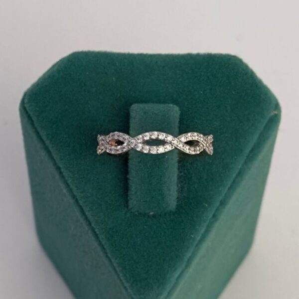 Xuping Numaralı Burgu Sıra Taşlı Yüzük