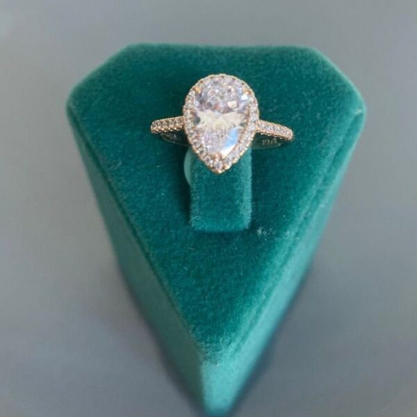 Xuping Numaralı Büyük Damla Taş Yüzük