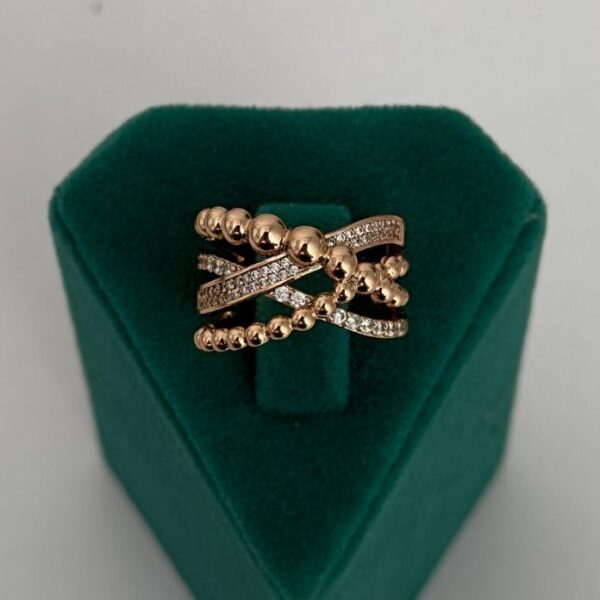 Xuping Numaralı Çapraz Boncuklu Taş Yüzük