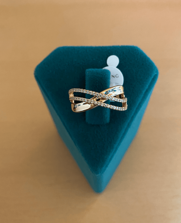 XYUNUMARALICAPRAZTASLIG.png Xupıng Numaralı Çapraz Taşlı Yüzük - Görsel 1