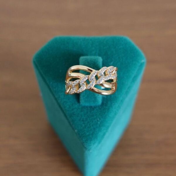 Xuping Numaralı Çapraz Zincir Taşlı Yüzük