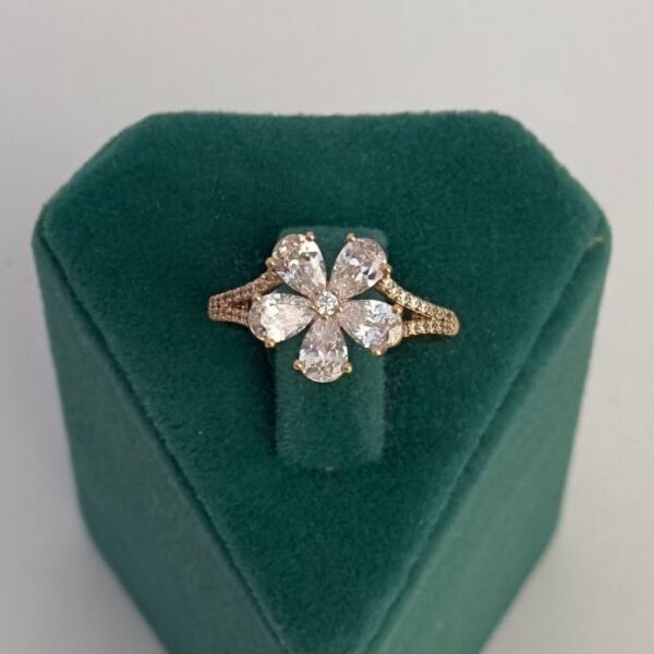 Xuping Numaralı Çiçek Büyük Taşlı Yüzük