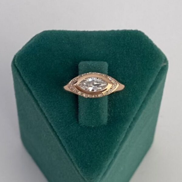 Xuping Numaralı Elips Bombe Taşlı Yüzük