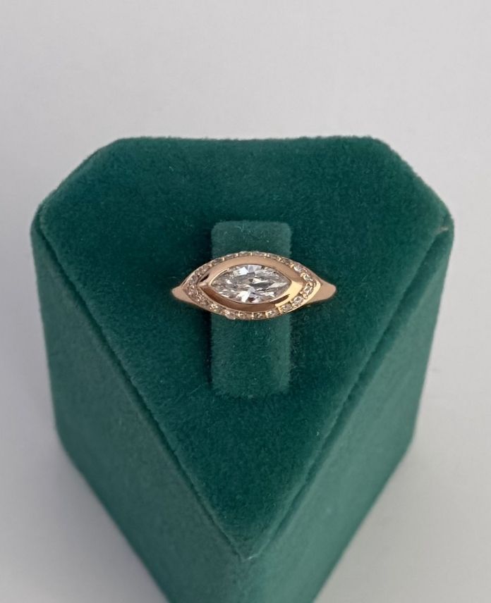 XYUNUMARALIELIPSINCEBOMBETASLI2R-1.jpg Xuping Numaralı Elips Bombe Taşlı Yüzük - Görsel 1