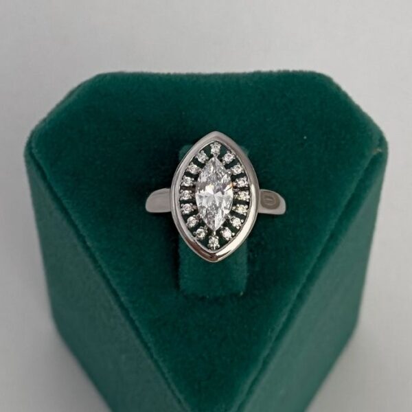 Xuping Numaralı Elips Desen Taşlı Yüzük