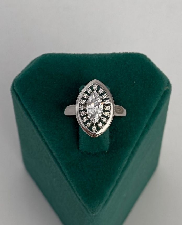 XYUNUMARALIELIPSORTASIDESENTASLI2S-1.jpg Xuping Numaralı Elips Desen Taşlı Yüzük - Görsel 1