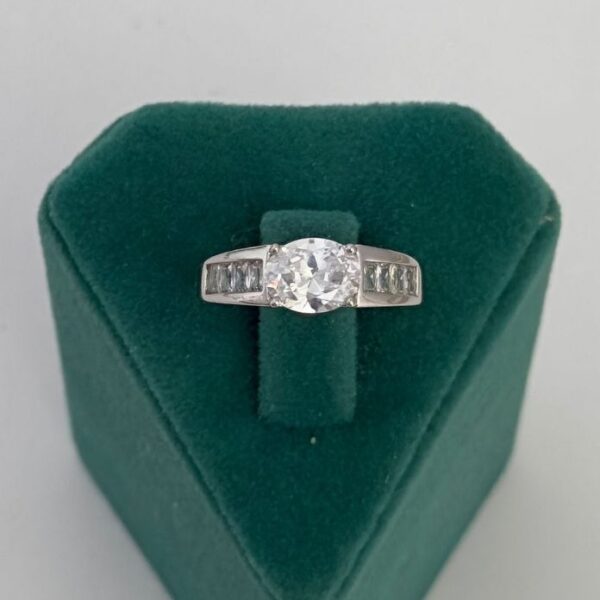 Xuping Numaralı Elips Ve Baget Taşlı Yüzük