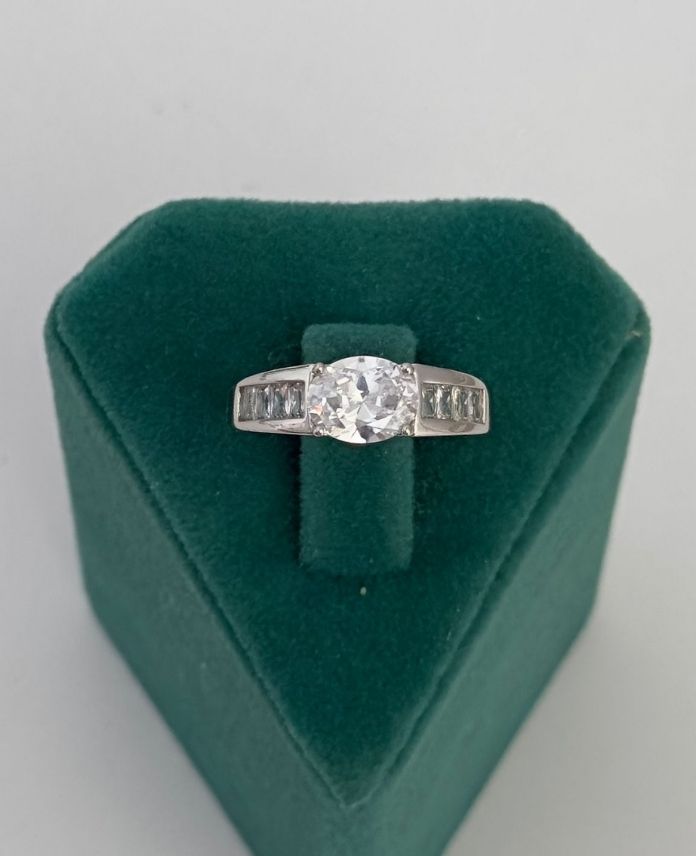 XYUNUMARALIELIPSTEKTASKENARLARIBAGETTASLIS-1.jpg Xuping Numaralı Elips Ve Baget Taşlı Yüzük - Görsel 1