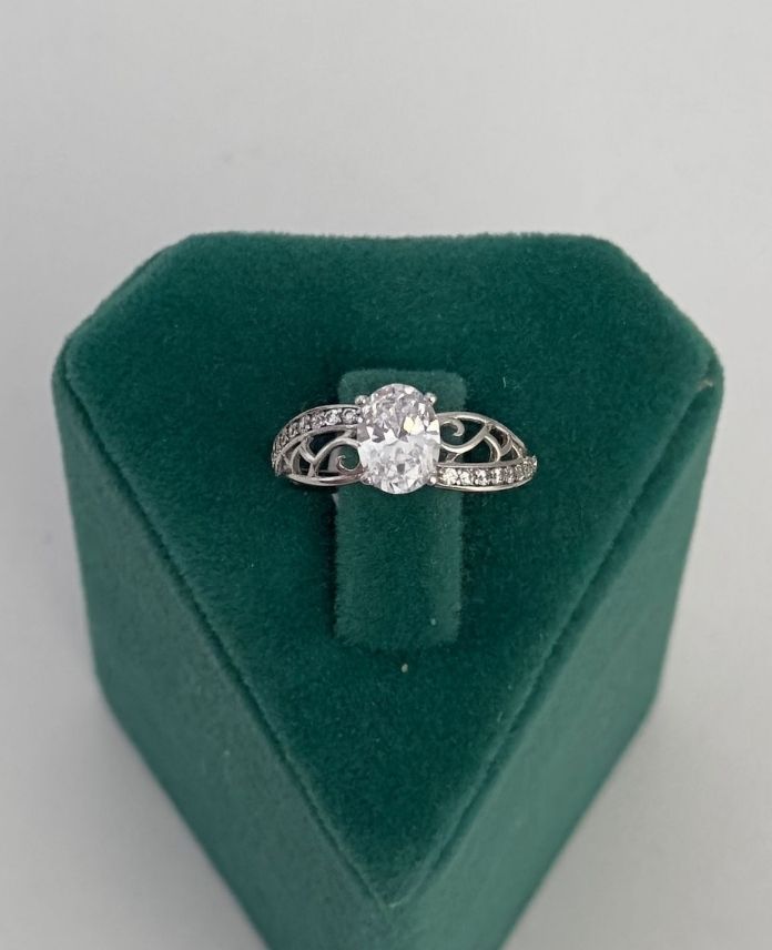 XYUNUMARALIELIPSTEKTASKENARLARIDESENLI1S-1.jpg Xuping Numaralı Elips Tektaş Desenli Yüzük - Görsel 1