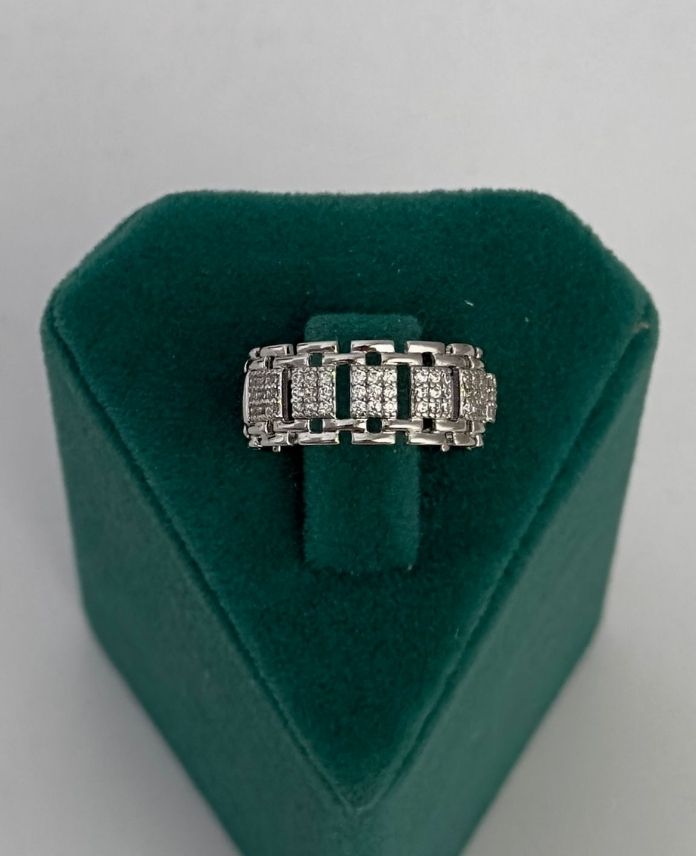 XYUNUMARALIGECMELIKAREBOSLUKLU1S-1.jpg Xuping Numaralı Geçmeli Kare Boşluklu Yüzük - Görsel 1