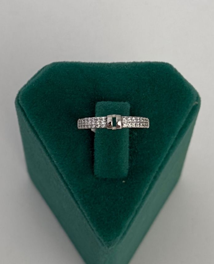 XYUNUMARALIIKISIRATASLIORTASIDUZBOMBES-1.jpg Xuping Numaralı İki Sıra Taşlı Düz Bombe Yüzük - Görsel 1