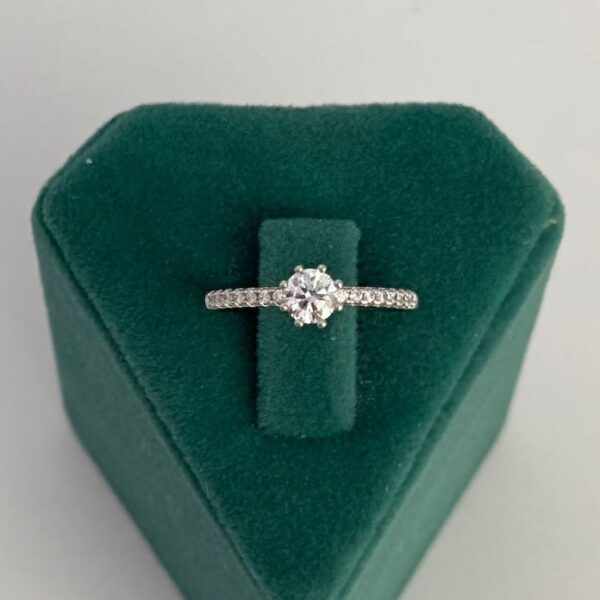 Xuping Numaralı İnce Tektaş Kenarları Taşlı Yüzük