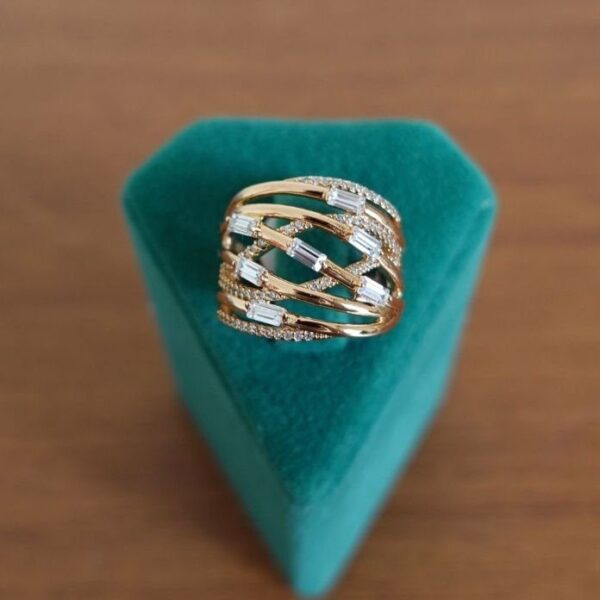 Xuping Numaralı Kalın Çok Taş Sarmalı Yüzük