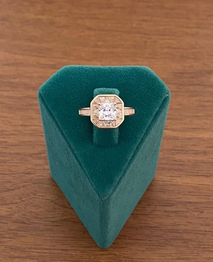 XYUNUMARALIKARETASCOKTASLIR-1.jpg Xuping Numaralı Kare Taşlı Yüzük - Görsel 1