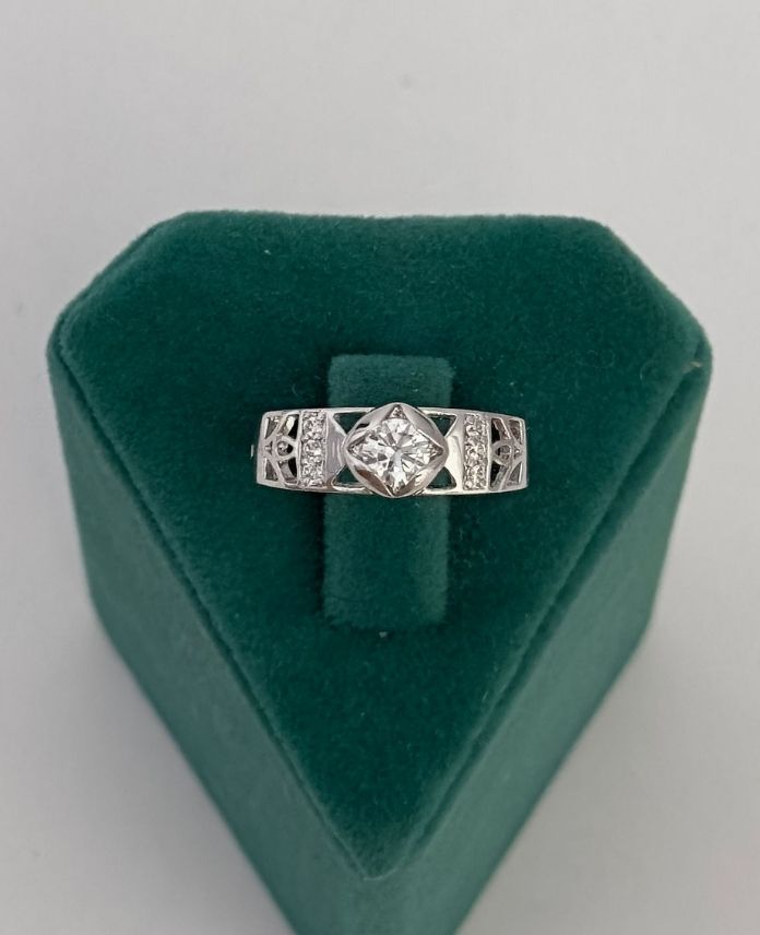 XYUNUMARALIKARISIKDESENTEKTAS1S-1.jpg Xuping Numaralı Karışık Desen Tektaş Yüzük - Görsel 1