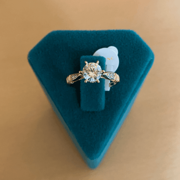 Xupıng Numaralı Kenarı Taşlı Tektaş Yüzük