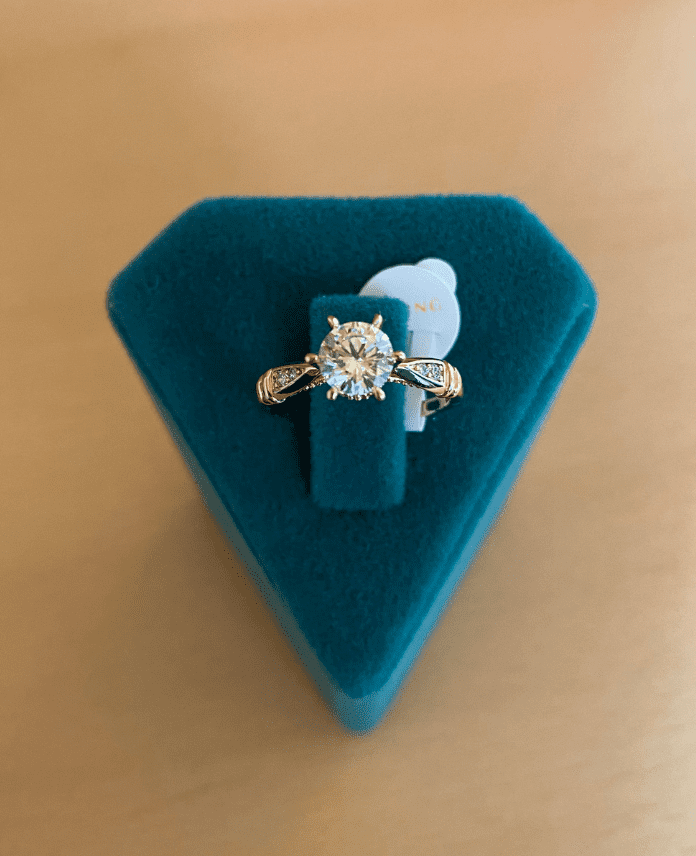 XYUNUMARALIKENARITASLITEKTASG.png Xupıng Numaralı Kenarı Taşlı Tektaş Yüzük - Görsel 1