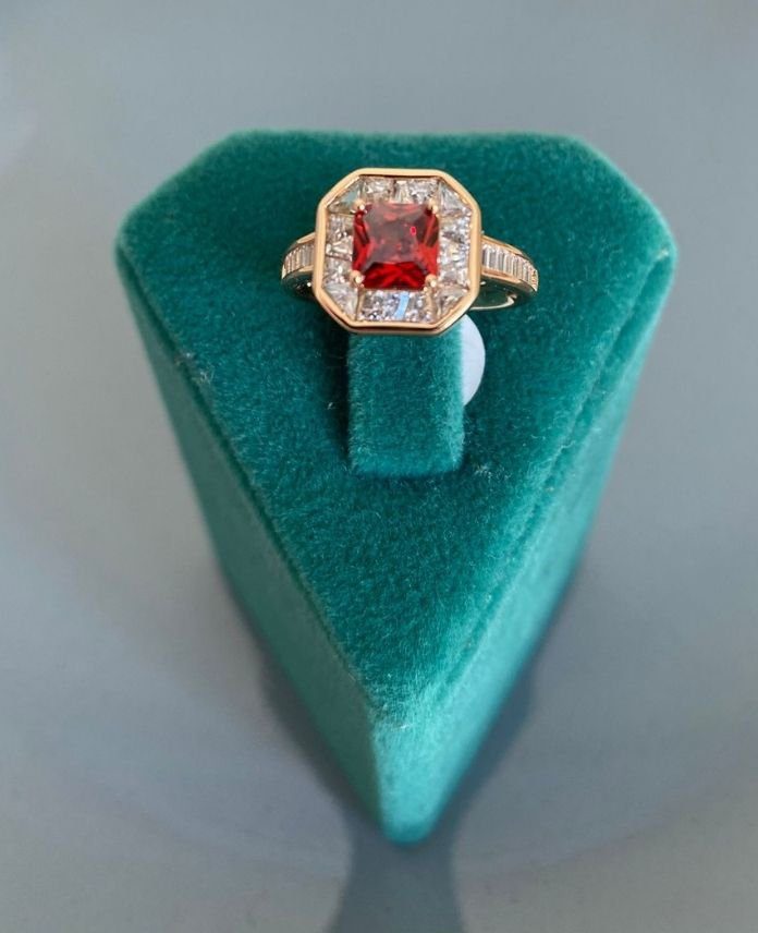 XYUNUMARALIKIRMIZITASLISEKIZGENR-1.jpg Xuping Numaralı Kırmızı Taşlı Yüzük - Görsel 1