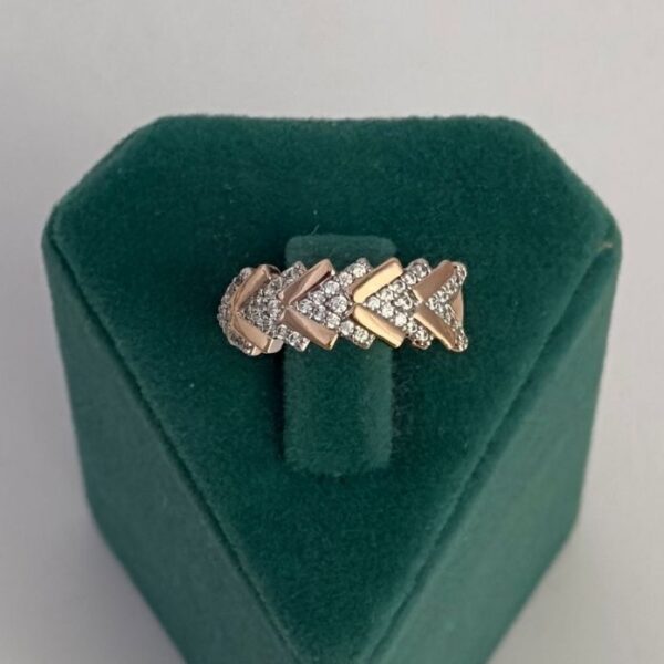 Xuping Numaralı Ok Desenli Taşlı Yüzük