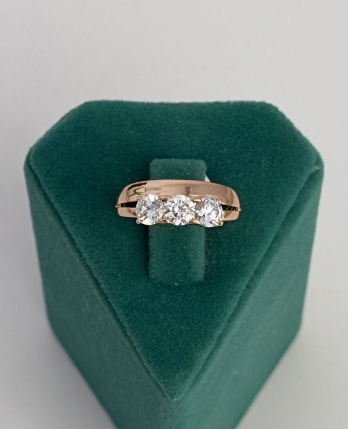 XYUNUMARALIOLYANSUCTASBIRLESIKR-1.jpg Xuping Numaralı Alyans Üçtaş Birleşik Yüzük - Görsel 1