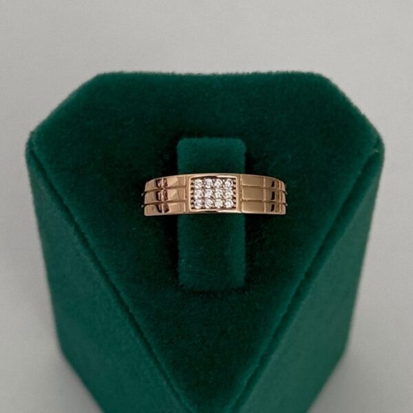 Xuping Numaralı Ortası 3 Sıra Taşlı Yüzük