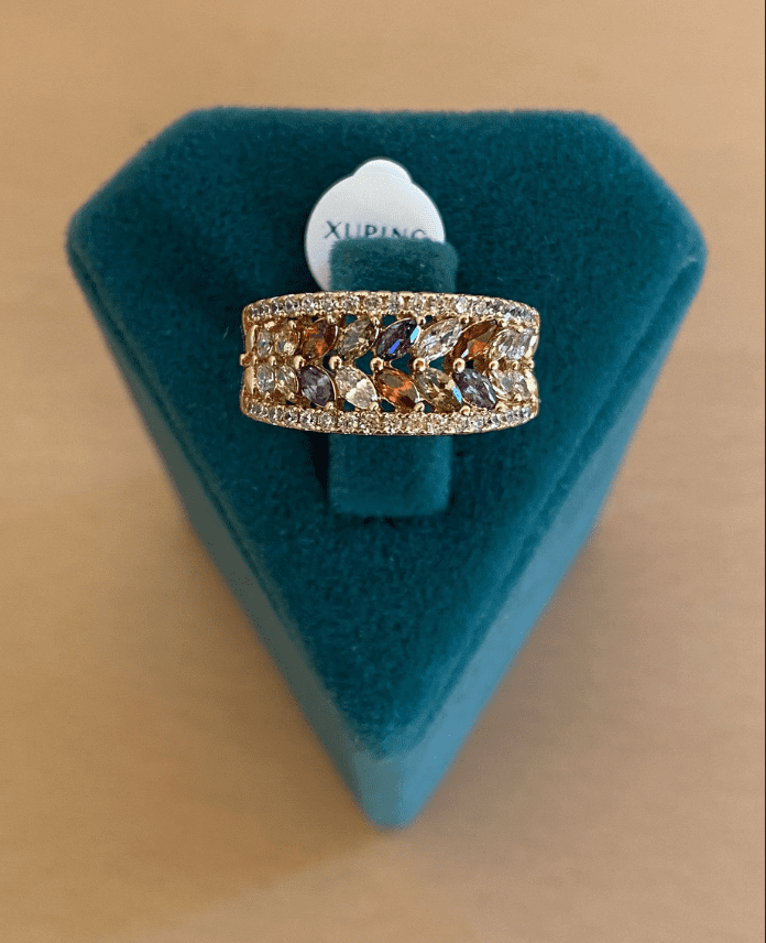 XYUNUMARALIRENKLITASLIGENISR.png Xuping Numaralı Renkli Taşlı Geniş Yüzük - Görsel 1