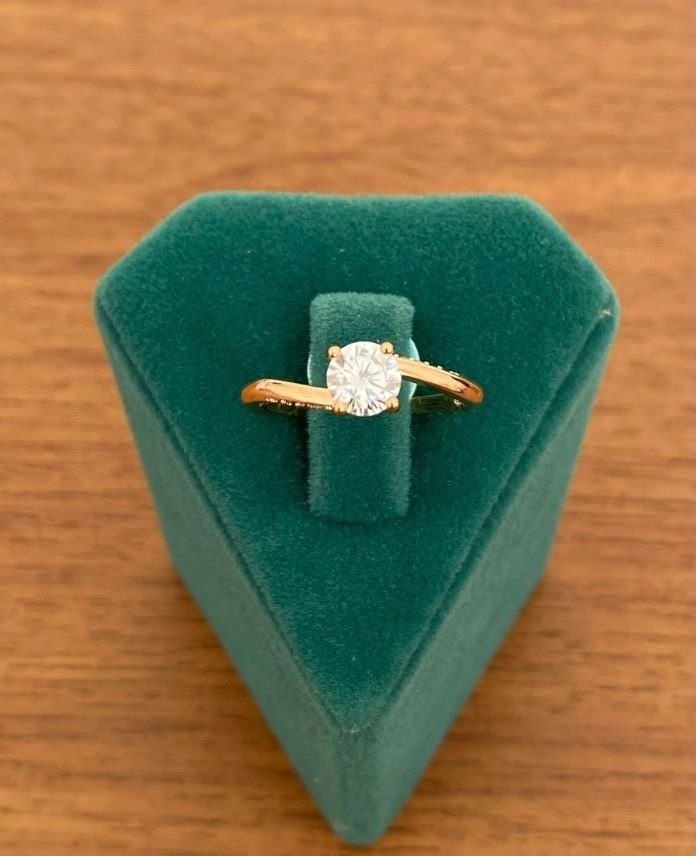 XYUNUMARALISARMALTEKTASKENARITIRTIKLIR-1.jpg Xuping Numaralı Sarmal Tektaş Tırtıklı Yüzük - Görsel 1