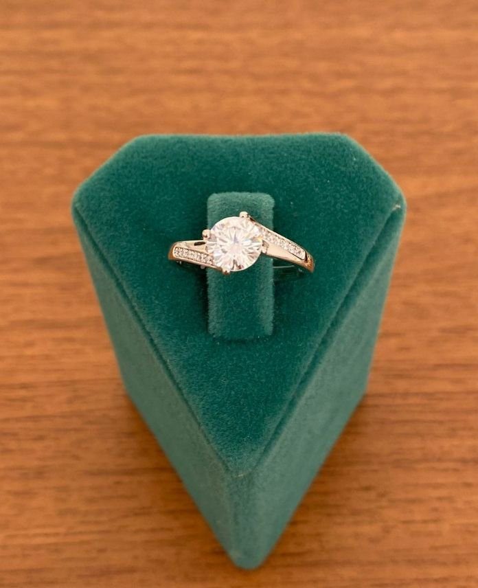 XYUNUMARALISARMALTEKTASS-1.jpg Xuping Numaralı Sarmal Tektaş Yüzük - Görsel 1