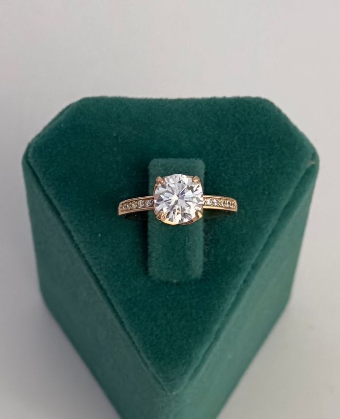 XYUNUMARALITEKTASORTAKENARLARITASLI1R-1.jpg Xuping Numaralı Tektaş Yüzük - Görsel 1