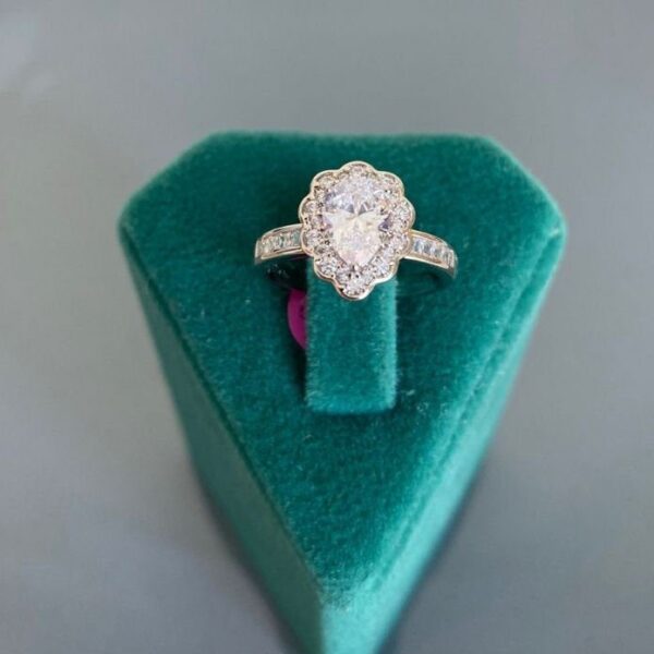 Xuping Numaralı Tırtıklı Damla Taş Yüzük