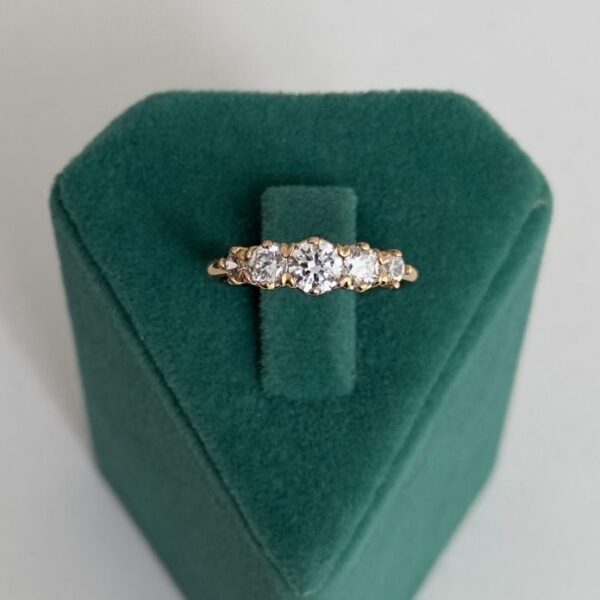 Xuping Numaralı Üç Taş Büyük Küçük Yüzük