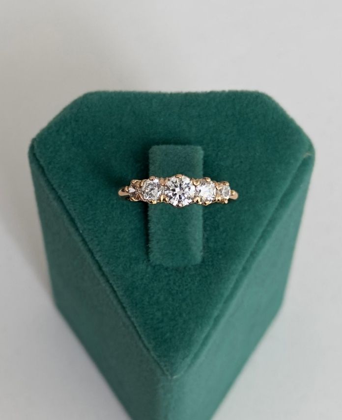 XYUNUMARALIUCTASBUYUKKUCUKR-1.jpg Xuping Numaralı Üç Taş Büyük Küçük Yüzük - Görsel 1