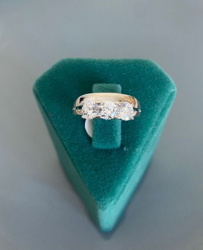 XYUNUMARALIUCTASLIALYANSR-1.jpg Xuping Numaralı Üç Taşlı Alyans Yüzük - Görsel 1