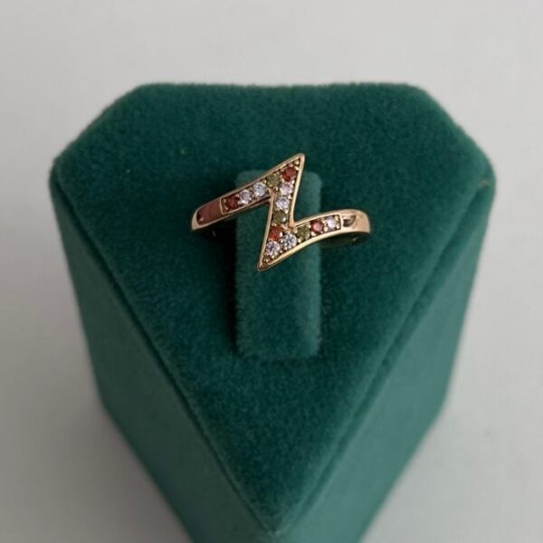 Xuping Numaralı Zigzag Renkli Taşlı Yüzük