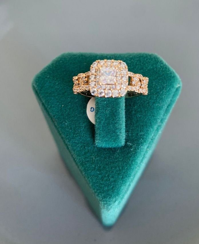 XYUNUMARALIZINCIRKENARLIKARETASR-1.jpg Xuping Numaralı Zincirli Kare Taş Yüzük - Görsel 1