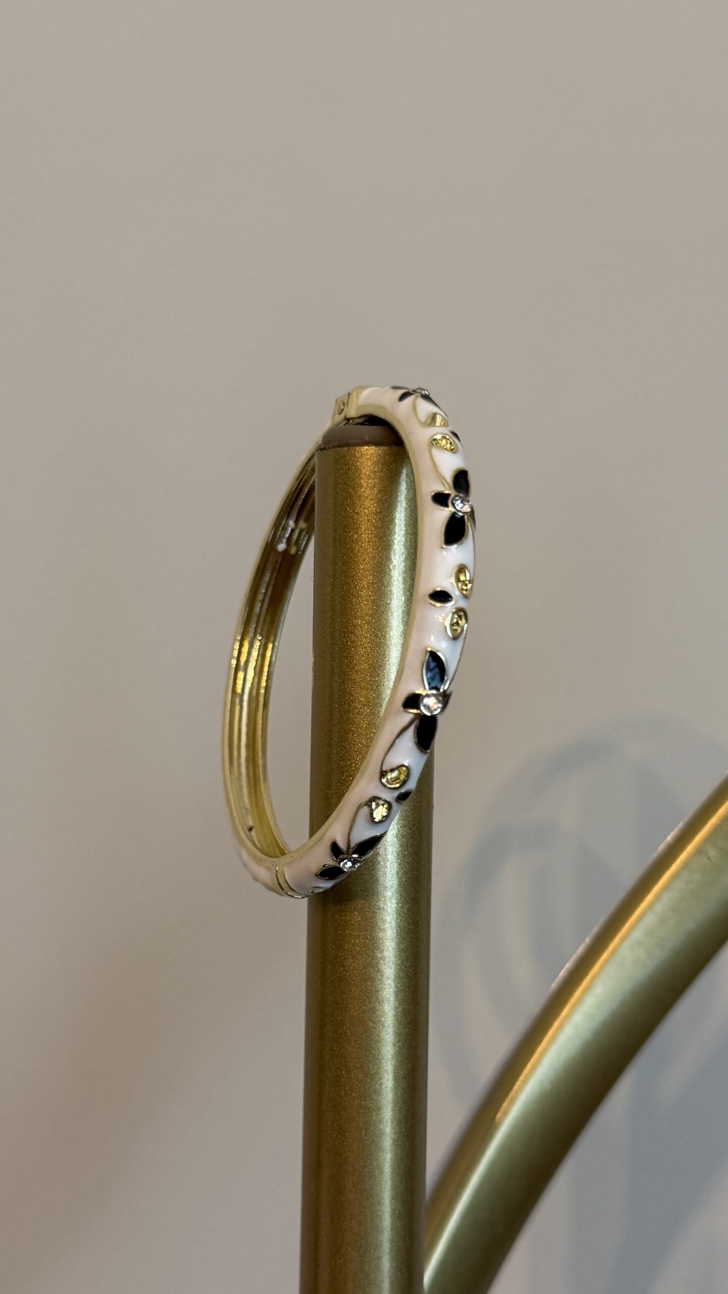 img_8280-scaled-1.jpeg Çelik mineli mıknatıslı siyah beyaz kelepçe - Görsel 1